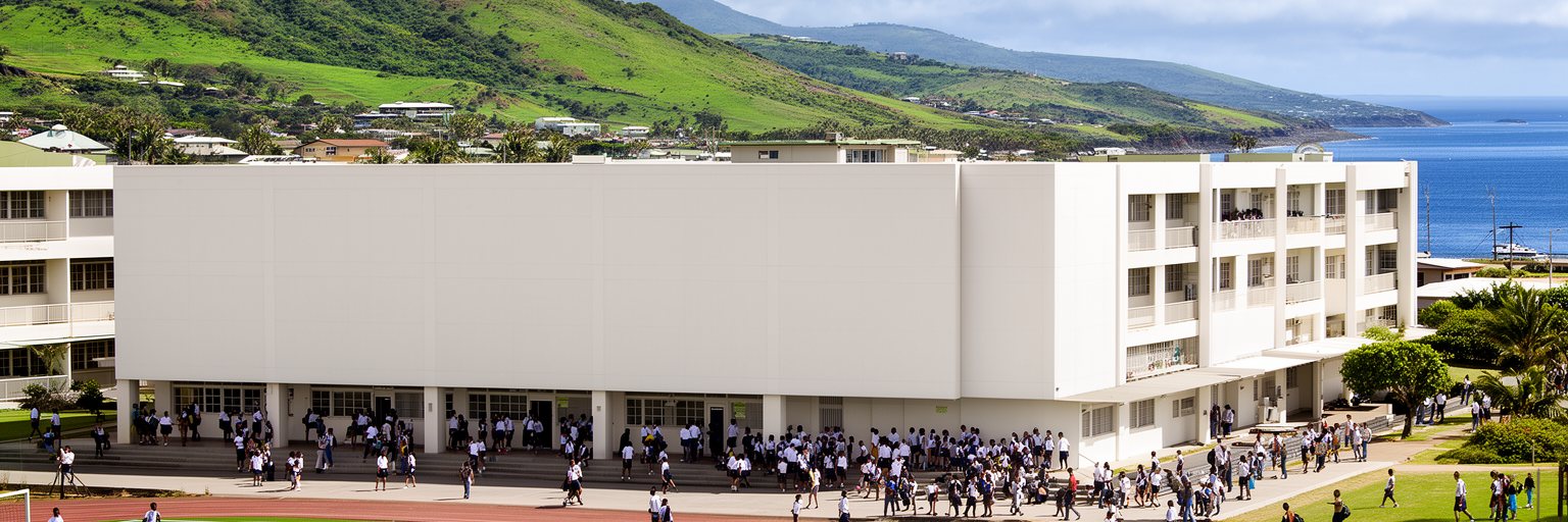 アピアの学校、国立大学、若者、図書館、スポーツ、海辺の通学を表す景観