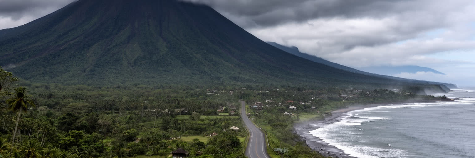 バリの海岸侵食、雨季、火山リスクを表す画像