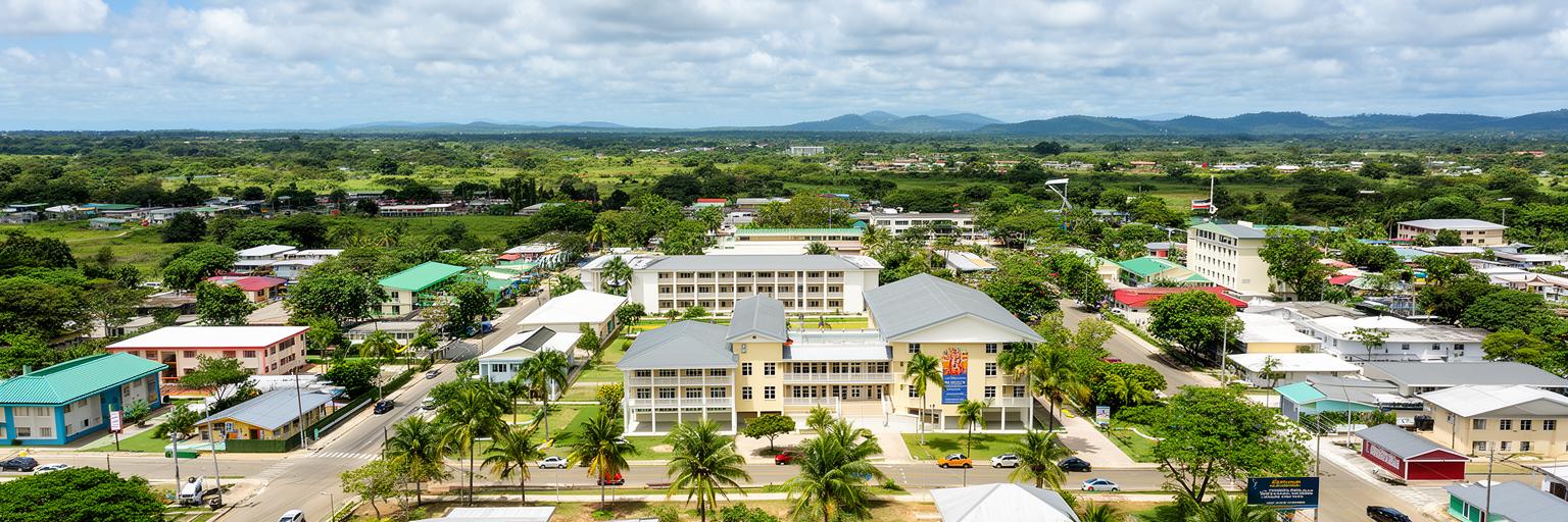 ベルモパンの学校、大学、官庁、学生、行政サービスが集まる街並み