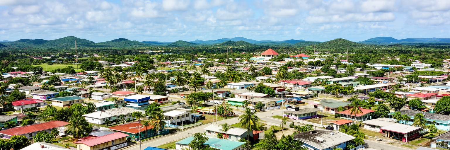 ベルモパンの低層住宅、庭、学校へ向かう道、バス、商店がある日常景観