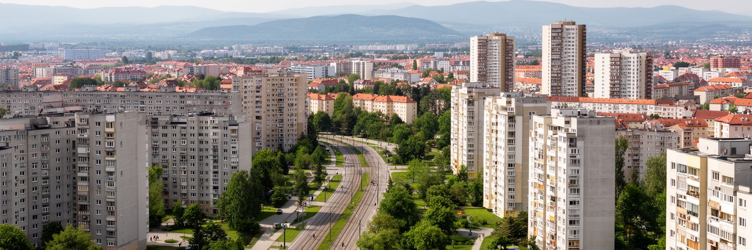 ブラチスラヴァの集合住宅、郊外住宅、トラム、通勤道路を表す画像