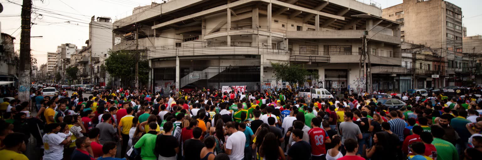 サッカー場、街路、広場が熱狂するブエノスアイレスの公共文化