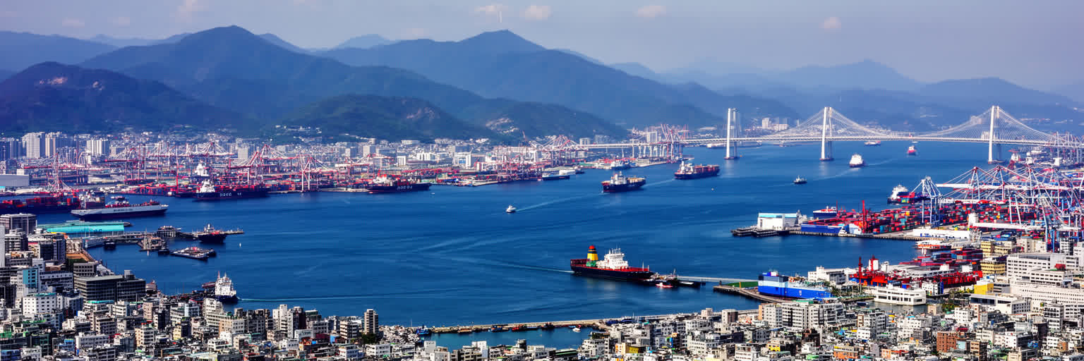 釜山の港湾、山地、海峡を表す都市景観
