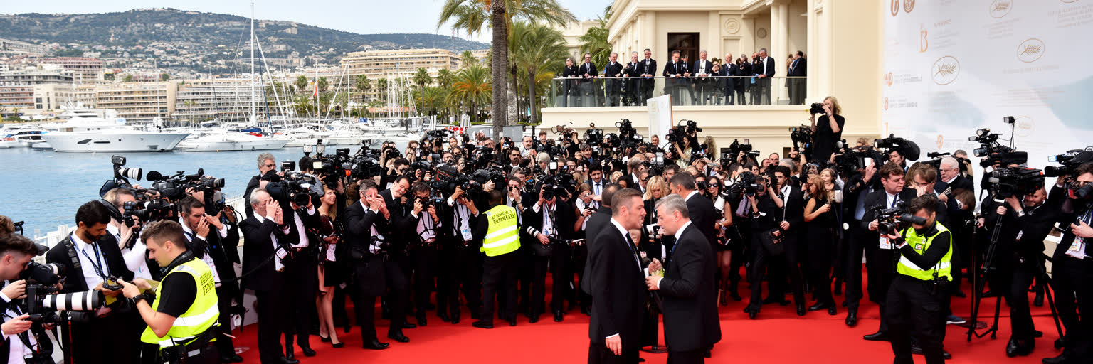 カンヌ国際映画祭の会場、海辺の群衆、報道、警備、映画人が集まる都市外交の風景