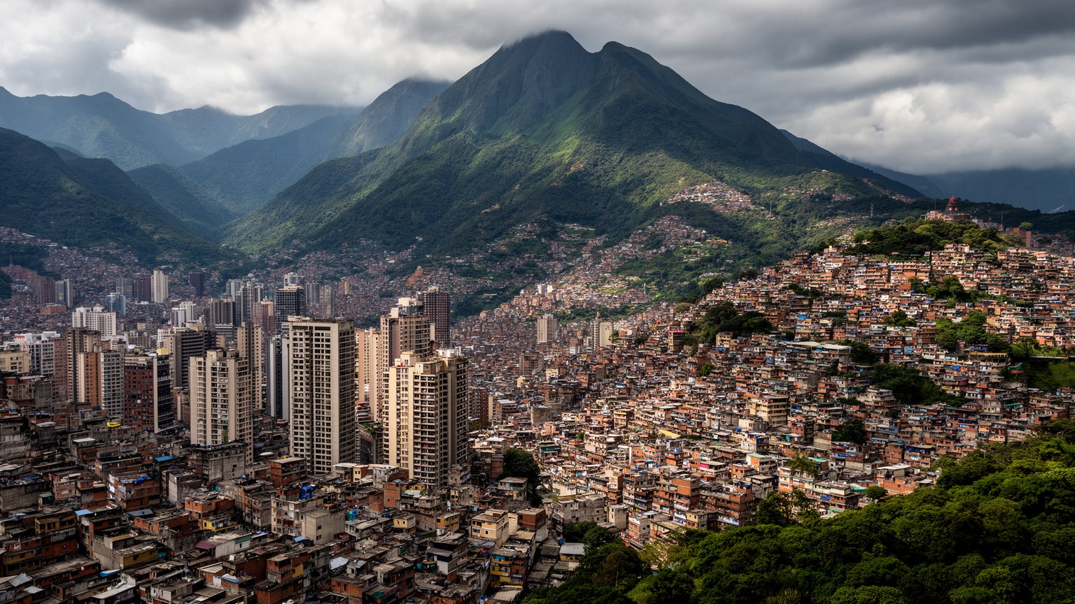 アビラ山、谷の高層街区、丘陵住宅が重なるカラカスの都市景観