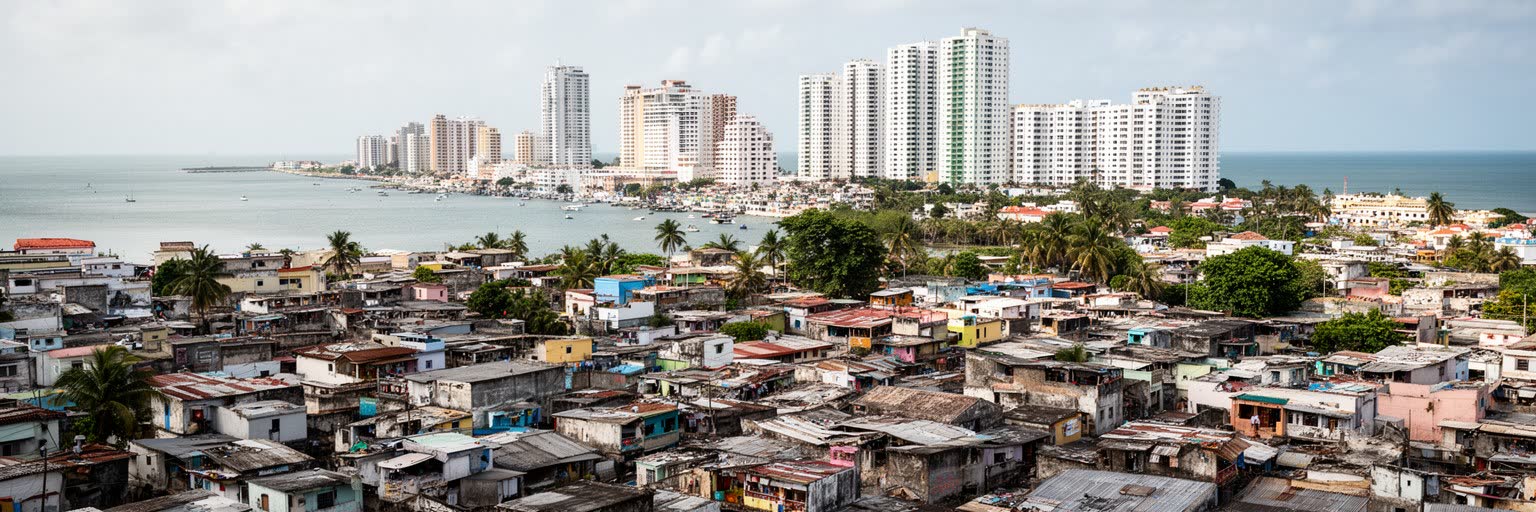 カルタヘナの高層海岸住宅、低地の住宅地、都市の格差を表す景観