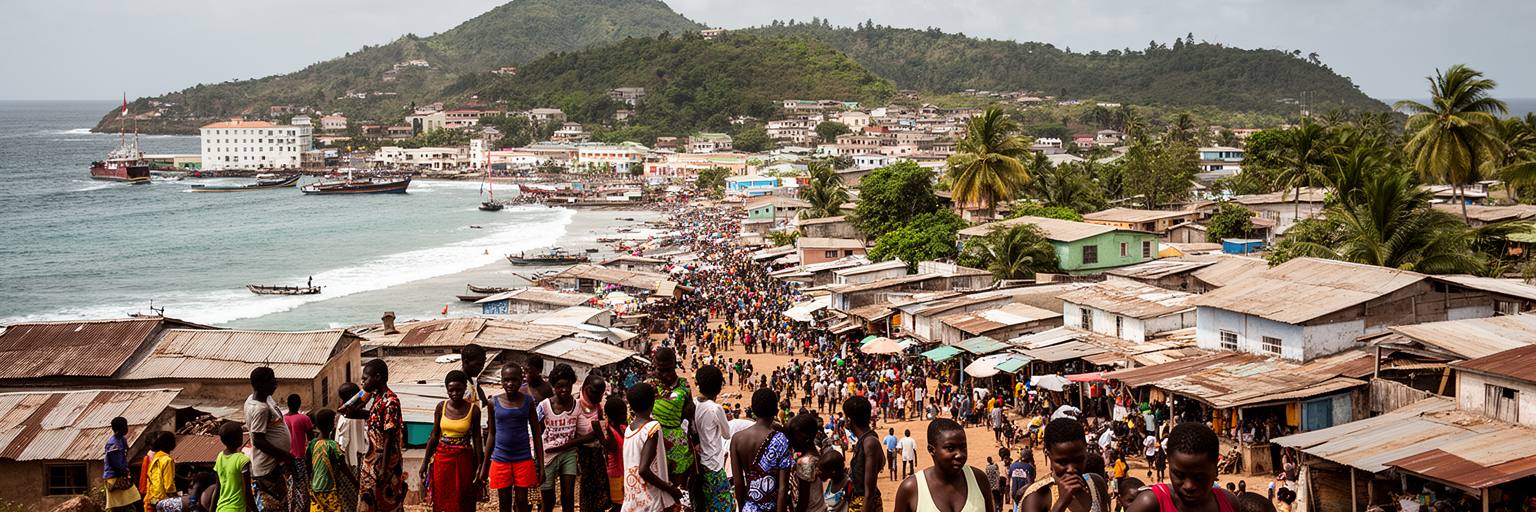コナクリの若者と住宅地を表す画像