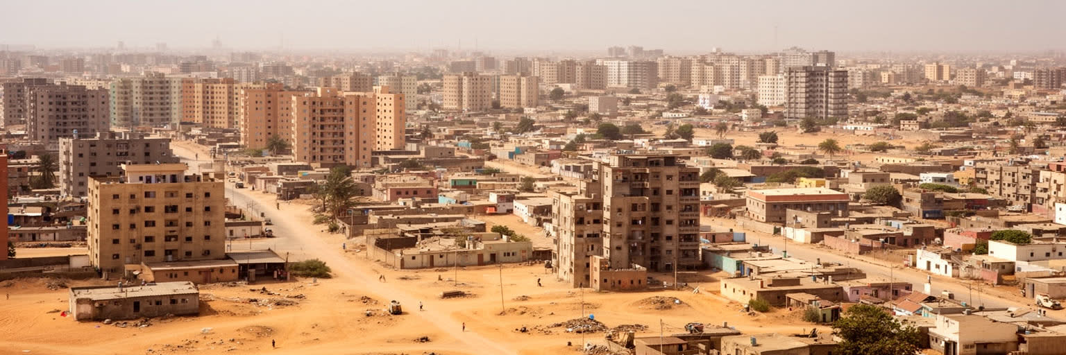 ダカールの高密度住宅、郊外回廊、ミニバス、砂地の街路、建設現場を表す景観
