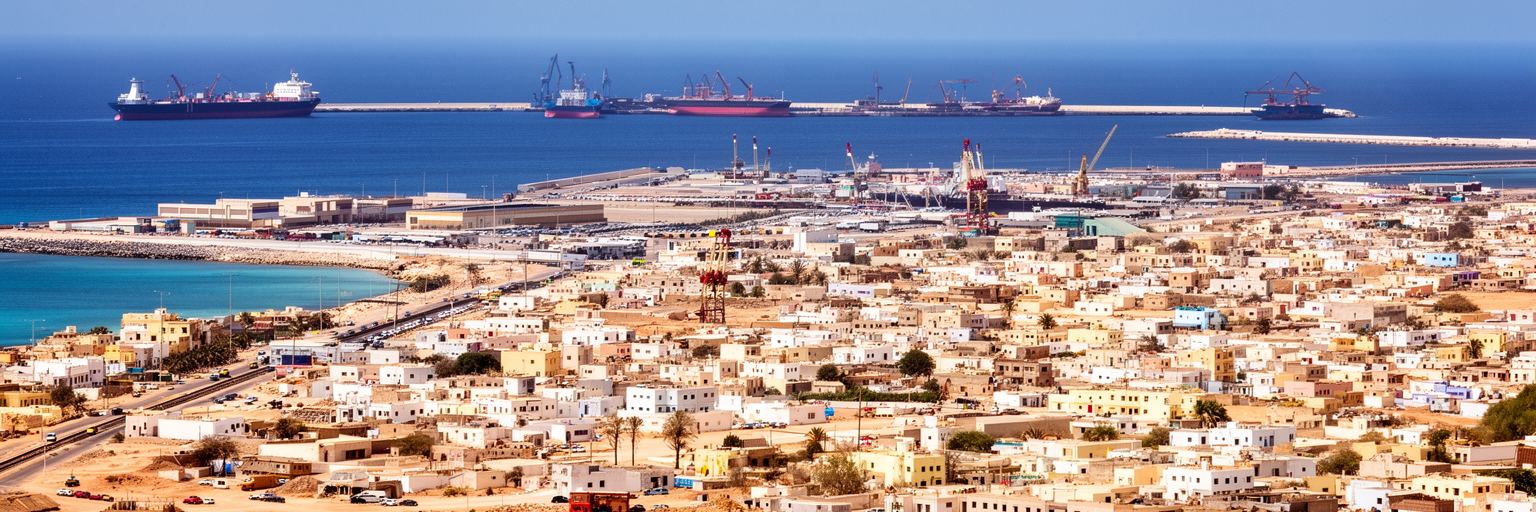 ジブチ市バルバラ地区の住宅地、貯水タンク、暑い道路、郊外へ広がる街並み