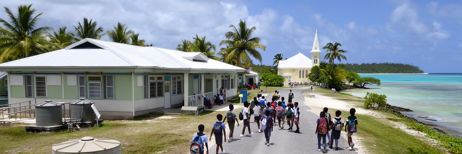フナフティの学校、学生、環礁道路、ラグーン、教会、若者の進路を表す景観
