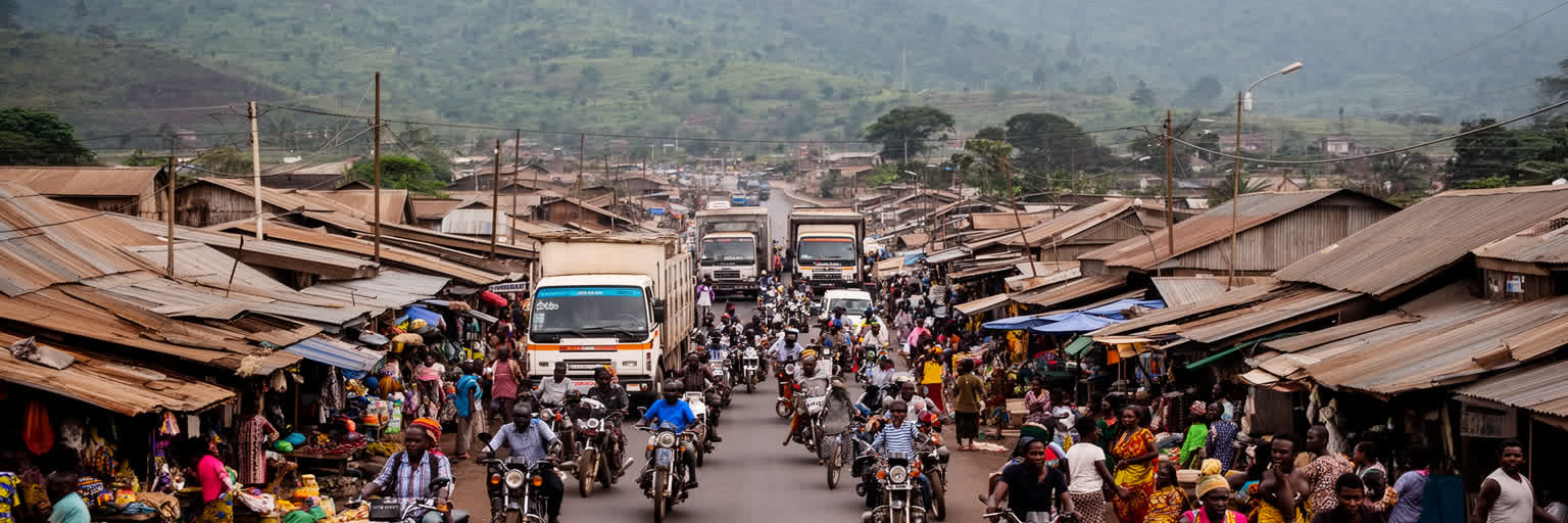 ゴマとギセニを結ぶ国境、商人、荷物、通関、バイクタクシーが重なる国境経済景観