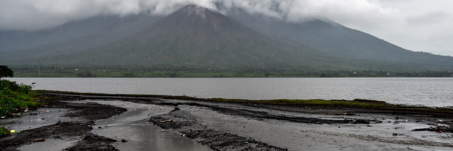 ゴマの雨季、火山灰、斜面、湖畔、排水、避難路が重なる気候リスク景観