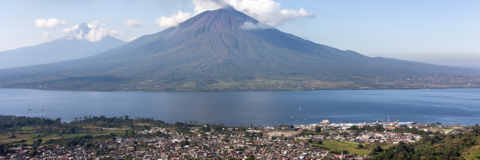キブ湖、ニーラゴンゴ火山、黒い溶岩の市街、湖畔道路が重なるゴマの地理景観