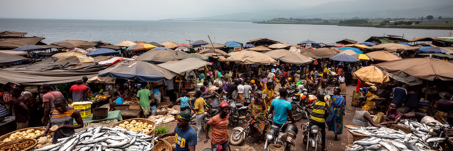 ゴマの市場、農産物、露店、荷運び、携帯店、若い労働者が重なる景観