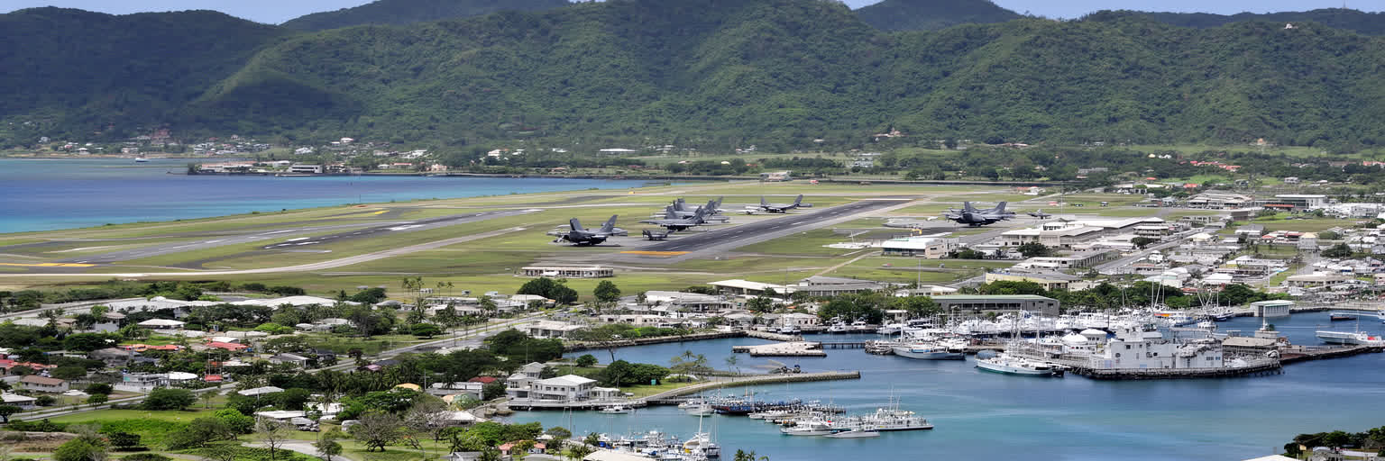 グアムの米軍基地と海を表す画像