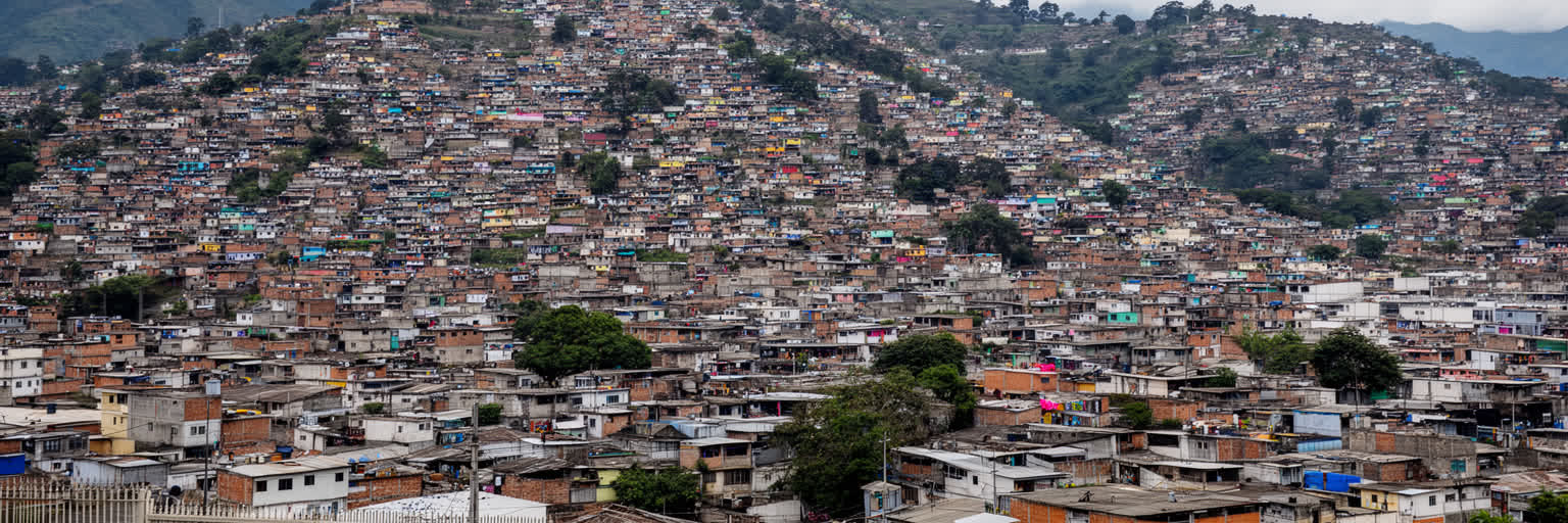 グアテマラシティの住宅地、斜面、ゲート、治安と格差を表す画像