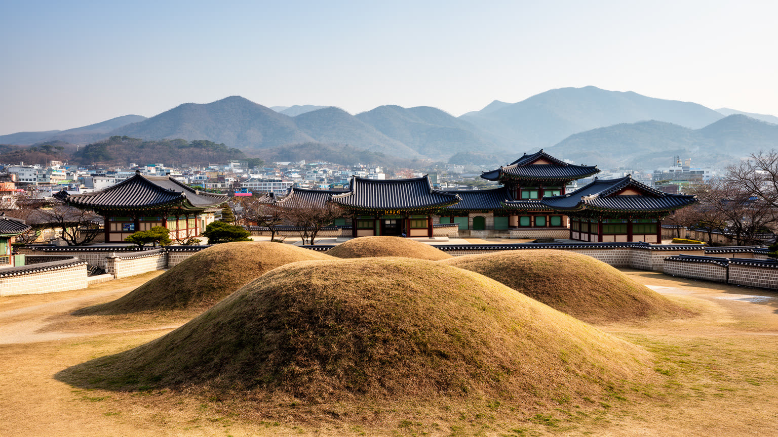 新羅の王陵、寺院、低い山並み、歴史地区が重なる慶州の都市景観