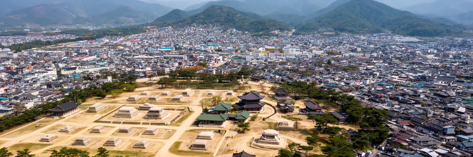 慶州の山、古墳、市街を総合して読む画像