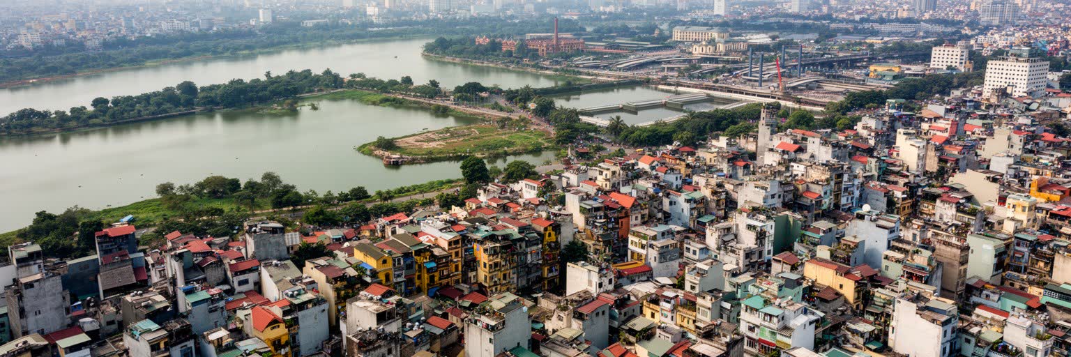 ハノイを世界都市として読むための湖、官庁、旧市街、工業、住宅が重なる景観