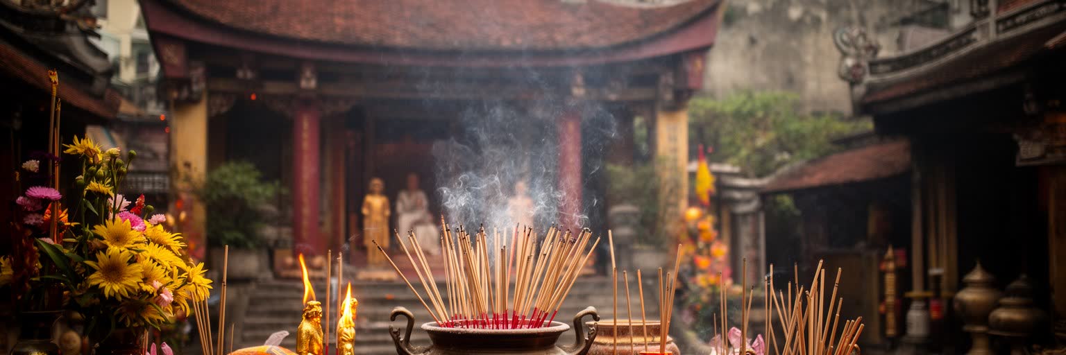 ハノイの寺院、祠、線香、祖先祭祀、旧正月の準備が重なる街路