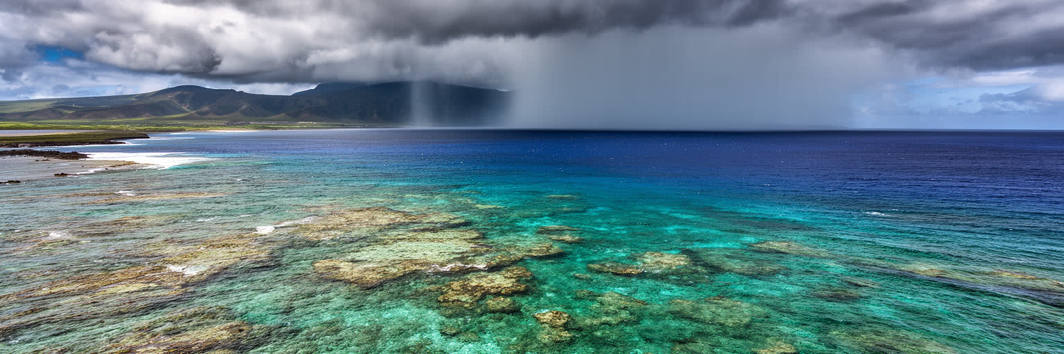 貿易風、珊瑚礁、海面上昇、豪雨、山の雨雲が重なるハワイの海洋気候