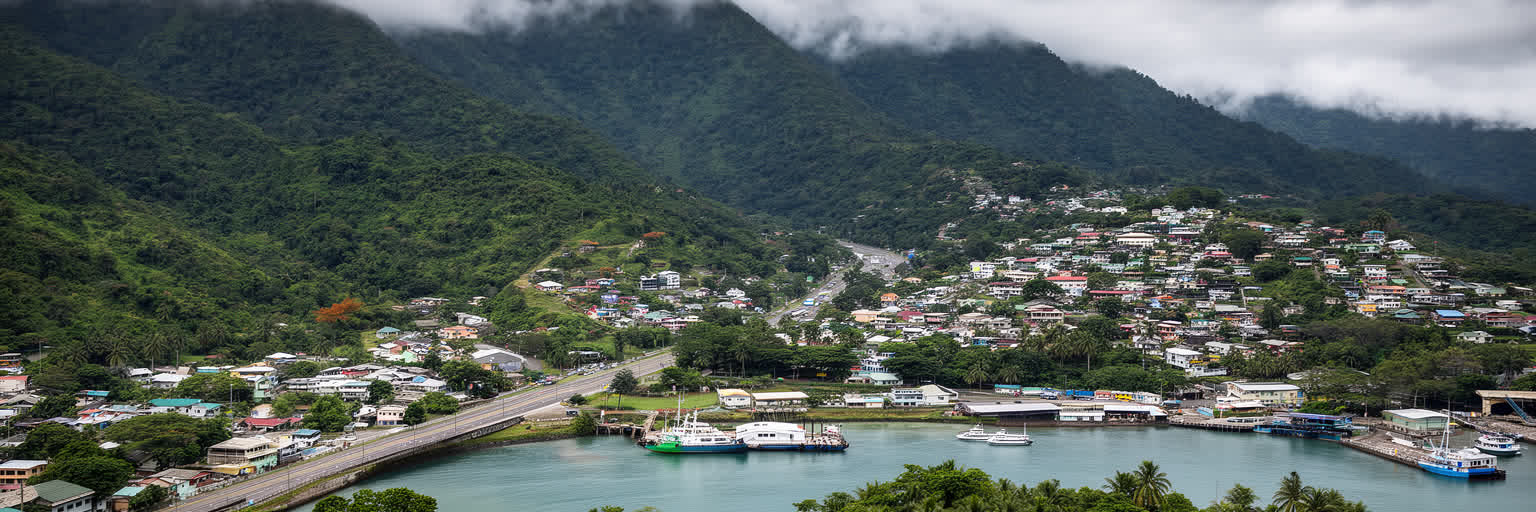 ホニアラの海岸道路、港、丘陵住宅、河口が重なる地形