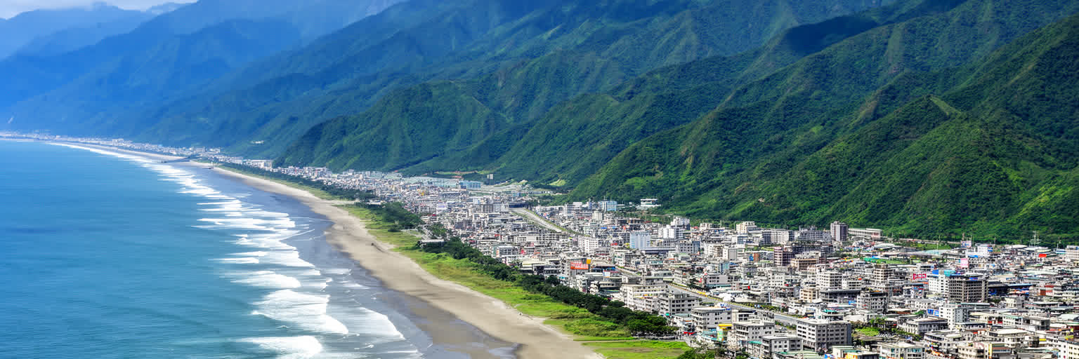 花蓮の海岸、市街地、中央山脈、河口が重なる地形を表す画像
