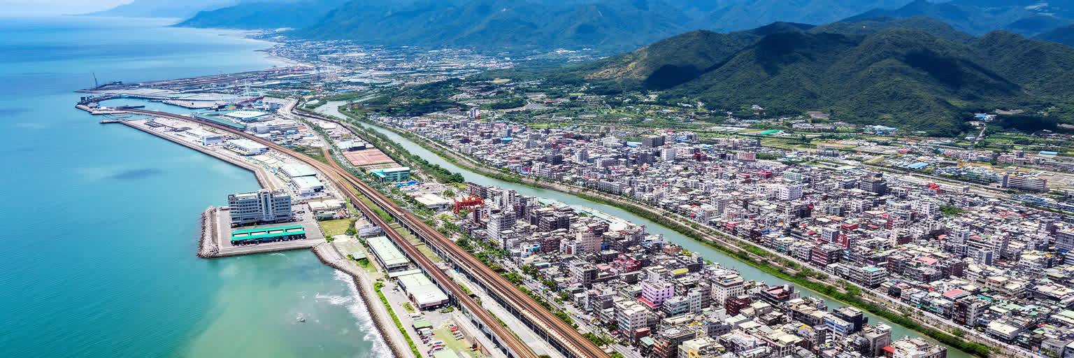 花蓮の海、山、港、鉄道、市街地、先住民文化を重ねて読む画像
