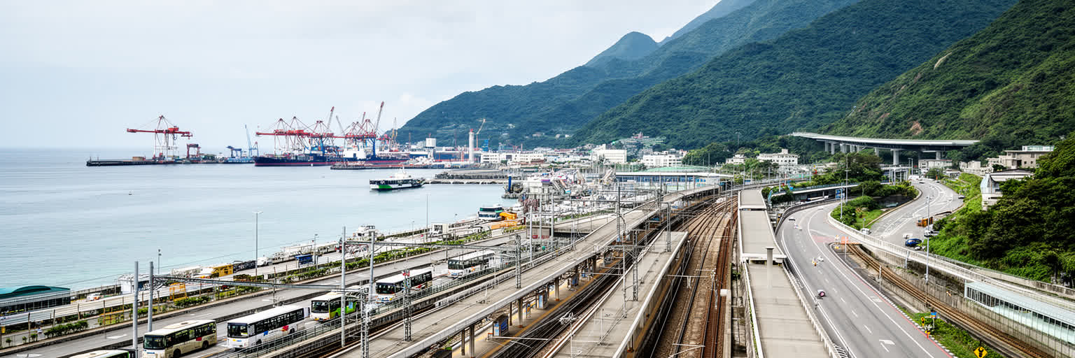 花蓮駅、海岸道路、港、山岳道路が結ぶ東岸交通を表す画像