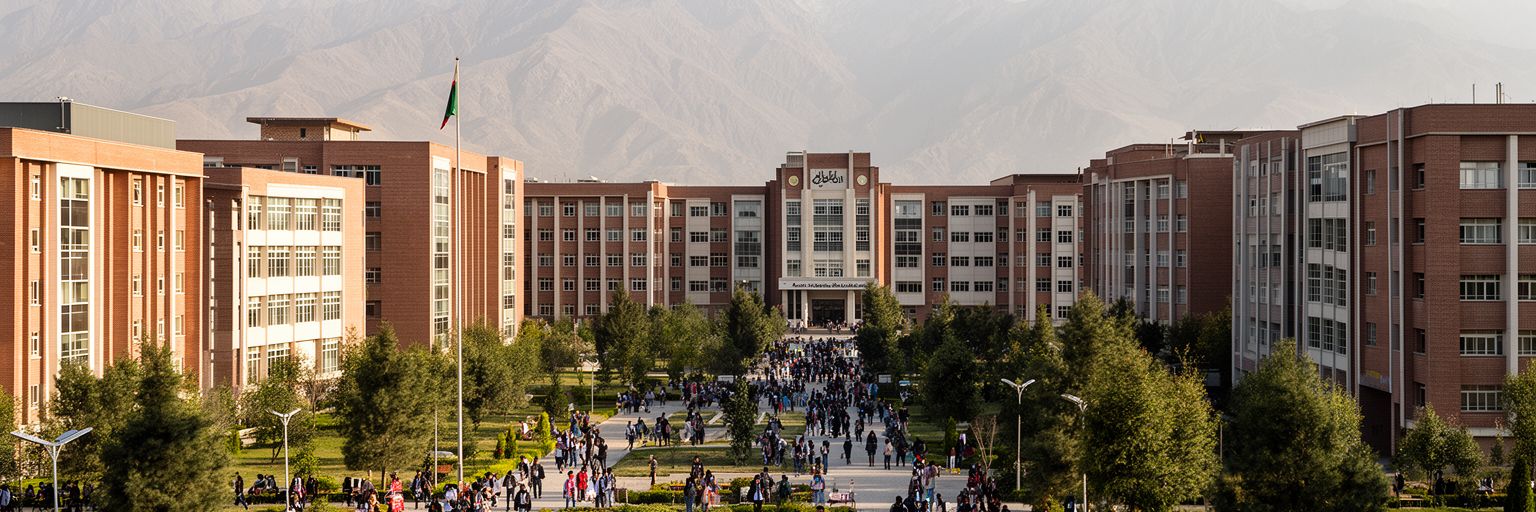 イスラマバードの大学、ITオフィス、学生、研究機関、山麓のキャンパスを表す景観