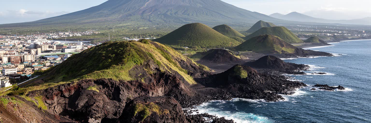 済州の漢拏山、火山丘、海岸地形を表す画像