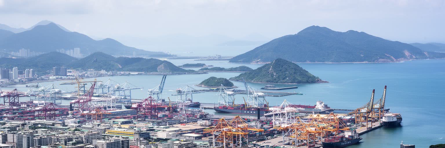 高雄港、コンテナ岸壁、寿山、旗津、台湾海峡が重なる港湾地理景観