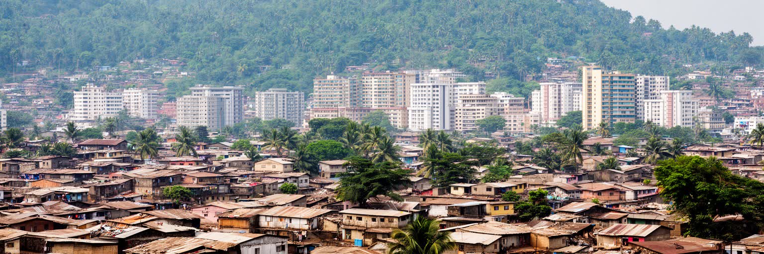 キンシャサの郊外住宅、未舗装道路、急速な都市拡張を表す景観