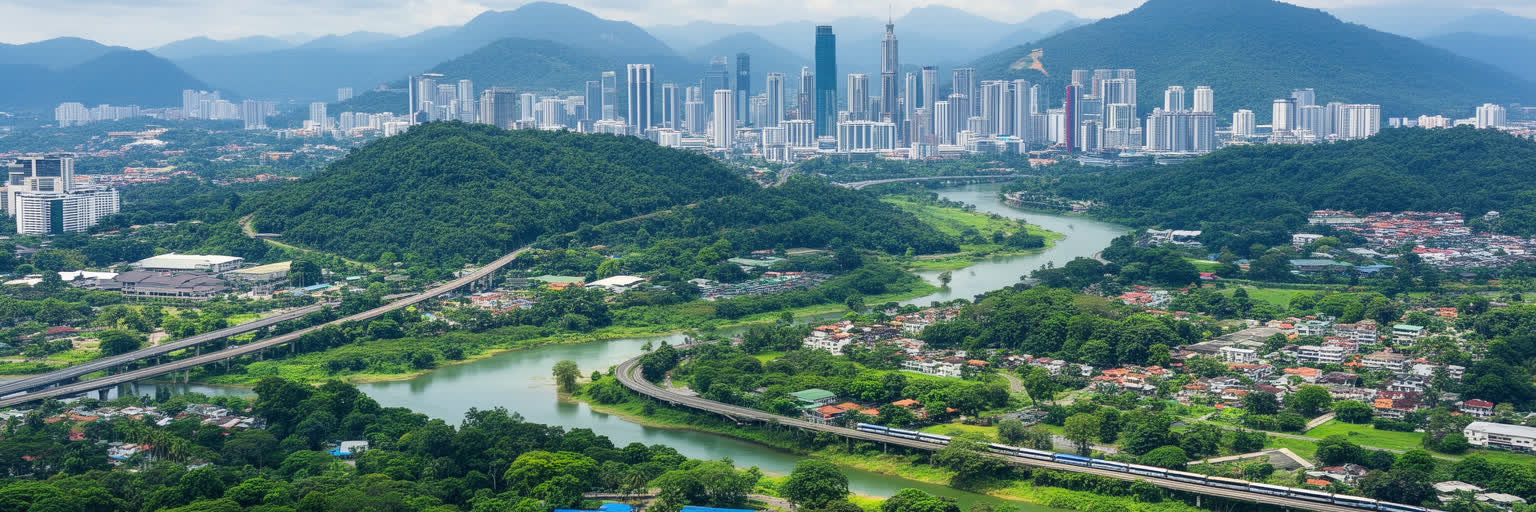 クアラルンプールの河川合流点、丘陵、熱帯の緑、高層街区、郊外が重なる地形