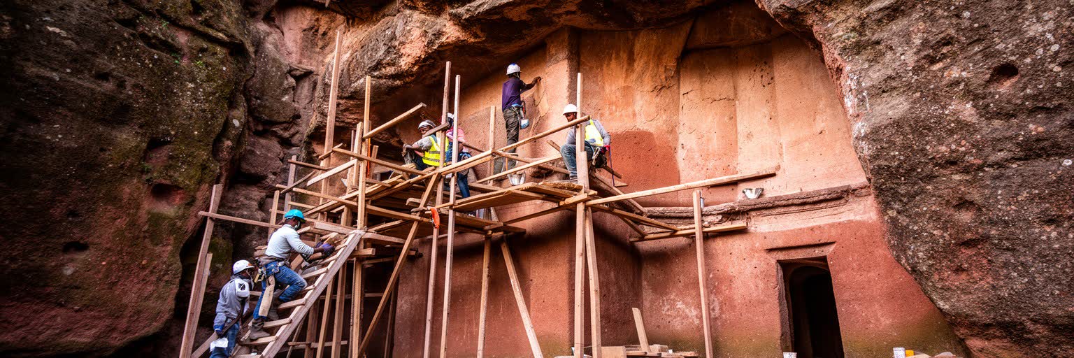 ラリベラの世界遺産保全、保護屋根、修復作業、岩肌を表す景観