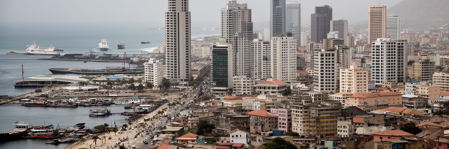 ルアンダ湾、港、官庁街、高層ビル、大西洋航路が重なる首都景観