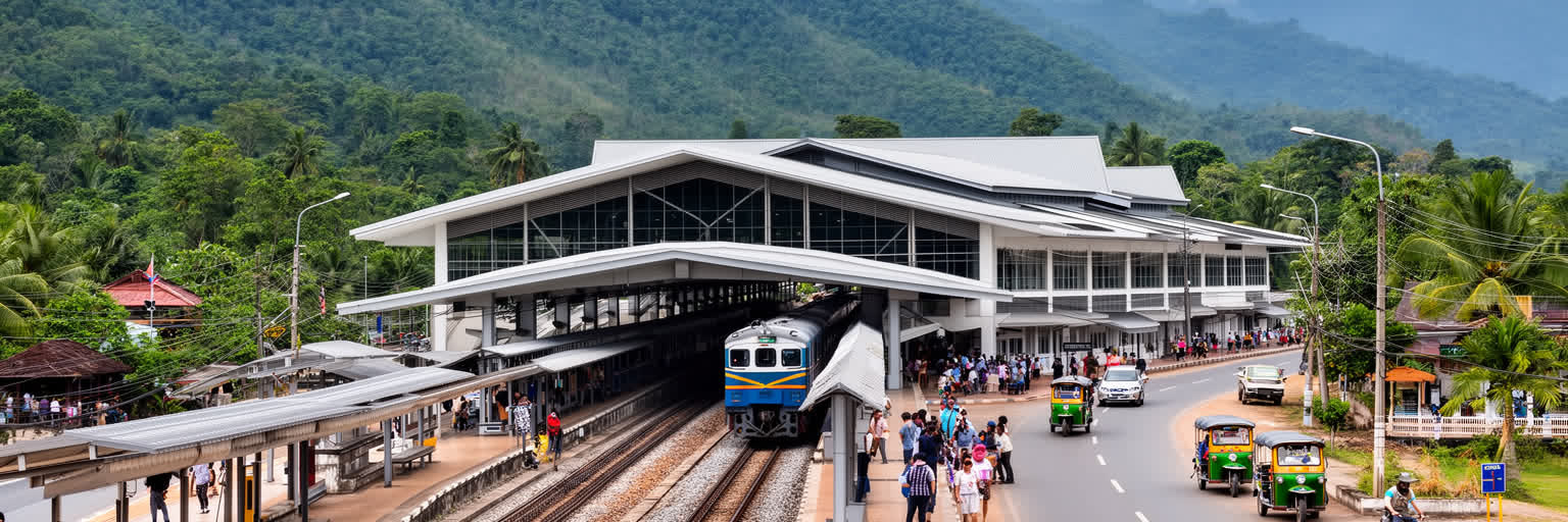 ルアンパバーン駅、山地を抜ける鉄道、道路、空港、観光交通を表す景観