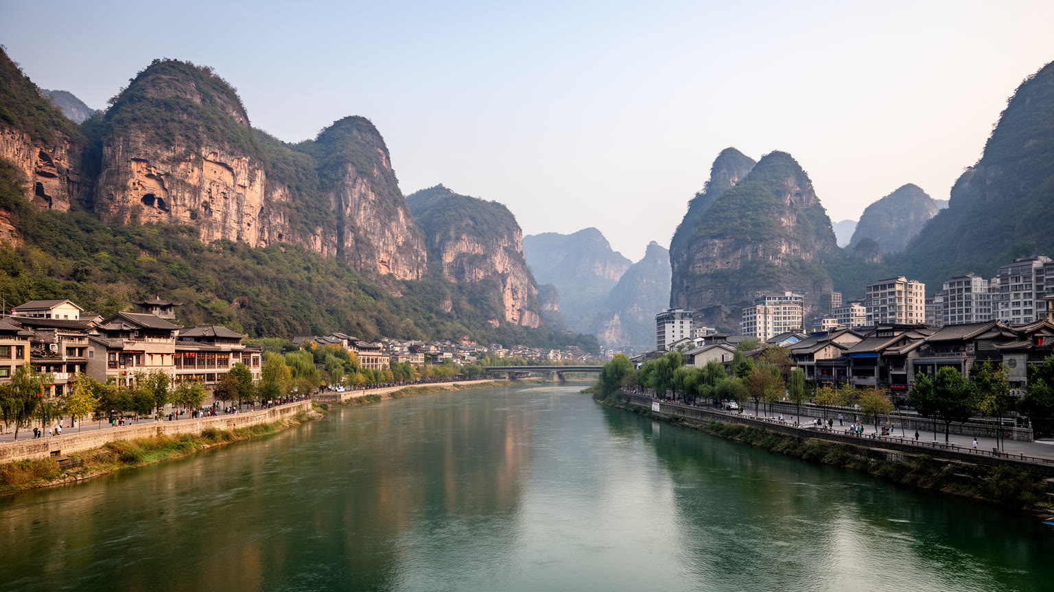 洛水と山地に囲まれた洛陽の都市景観