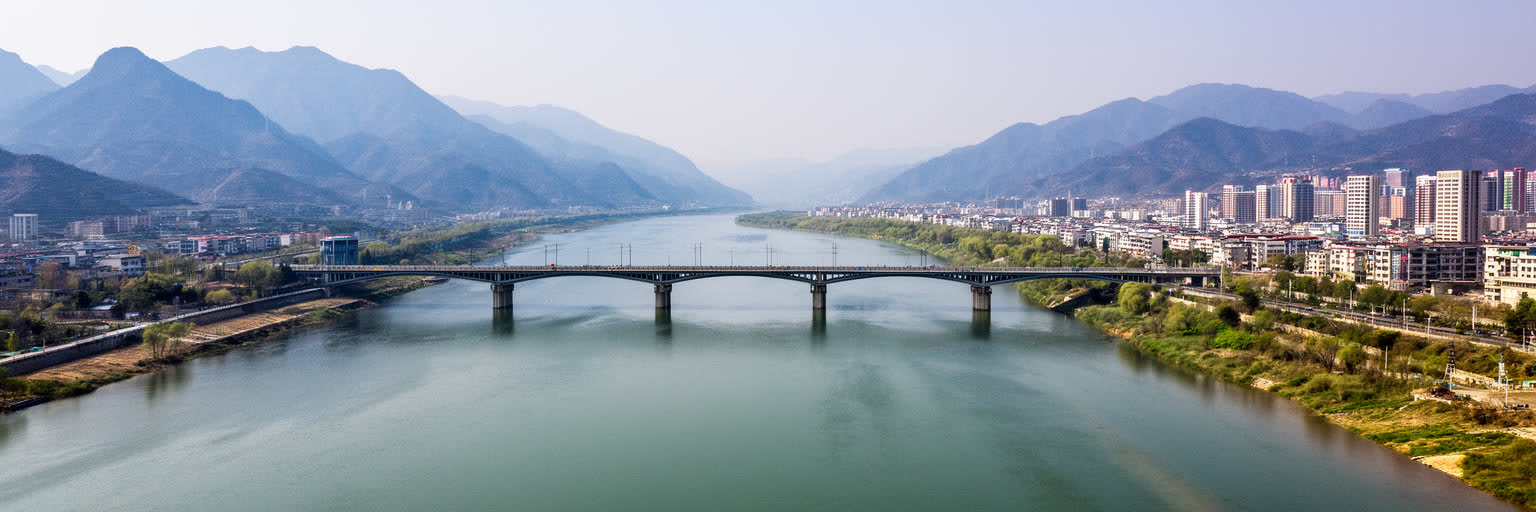 黄河、洛水、伊水に囲まれた洛陽の地理を表す画像