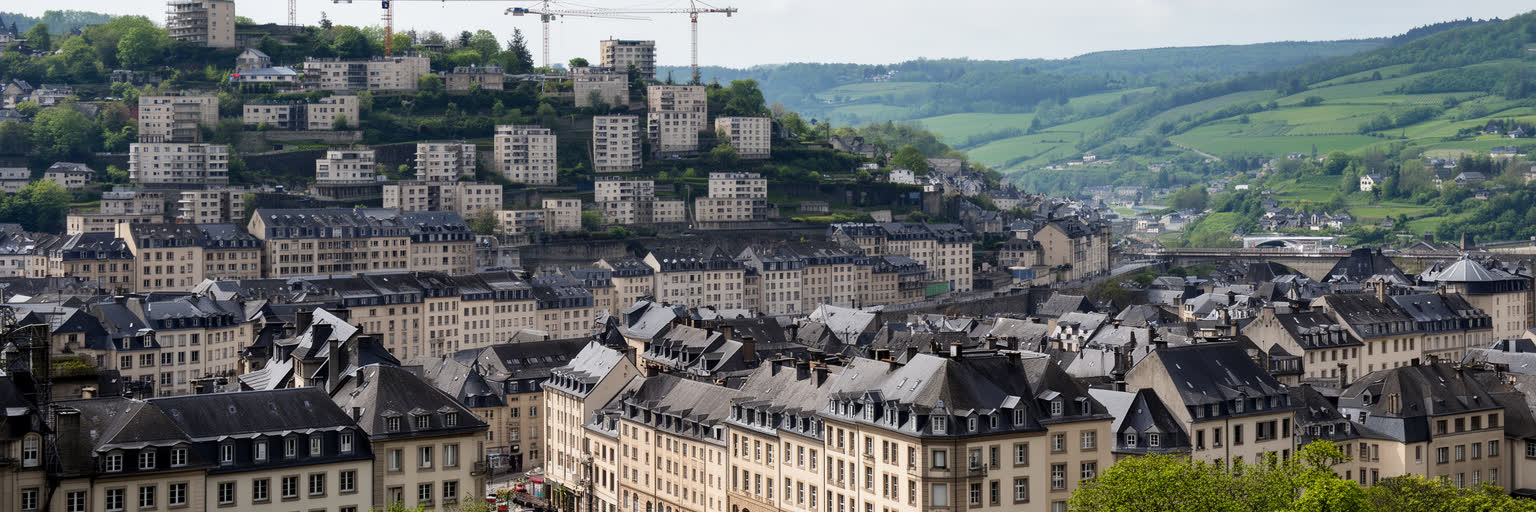 ルクセンブルク市の高い住宅価格、集合住宅、郊外化、谷沿いの住宅地を表す風景
