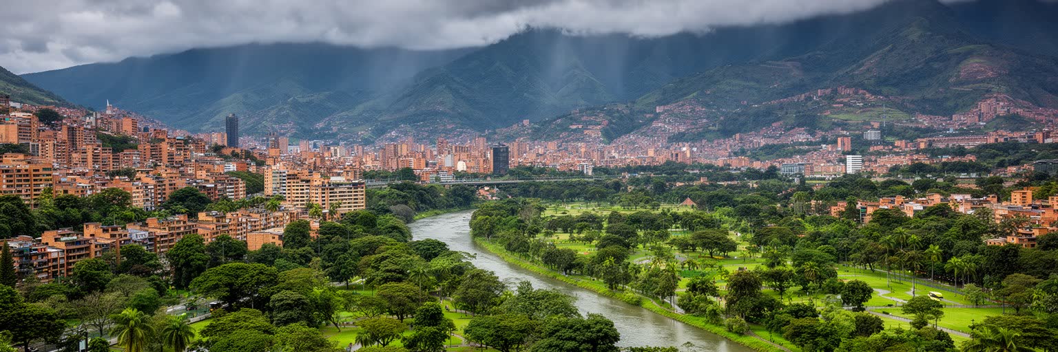 メデジンの山地、都市の緑、谷にこもる大気を表す画像