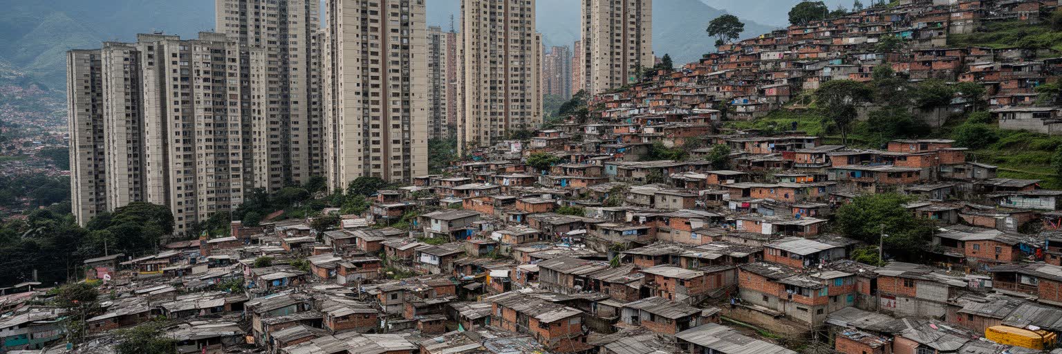 メデジンの斜面住宅、集合住宅、市場、日常生活を表す画像