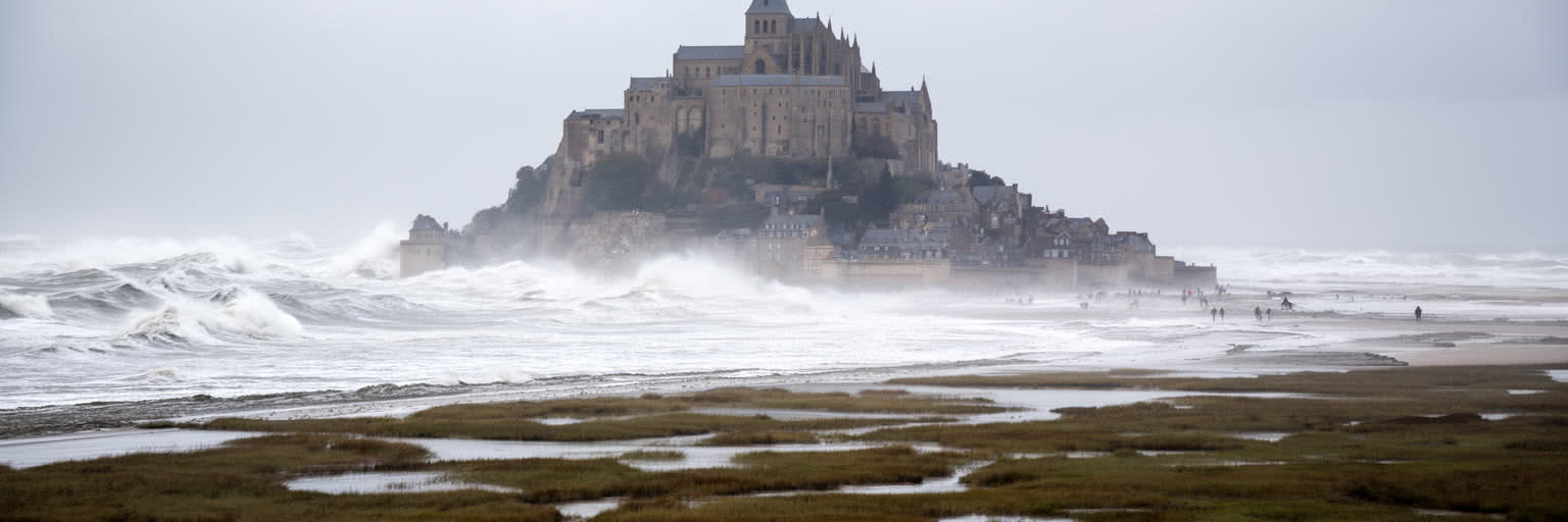 高潮、霧、風、湾岸道路を表すモン・サン=ミシェルの沿岸リスク景観