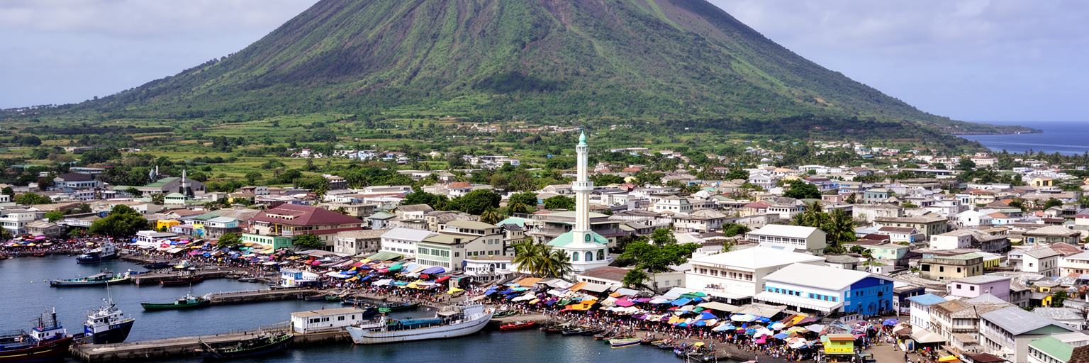 カルタラ山麓に広がるモロニの火山島地形