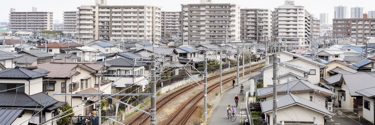 郊外住宅地、駐車場、通勤道路、鉄道駅、家族の暮らしが重なる名古屋都市圏の住宅景観