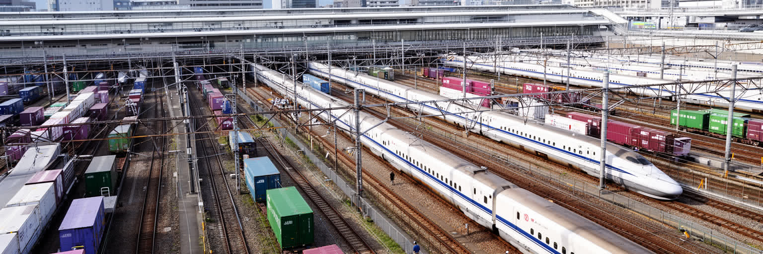 名古屋駅、新幹線、貨物、地下街、通勤者が重なる鉄道物流景観