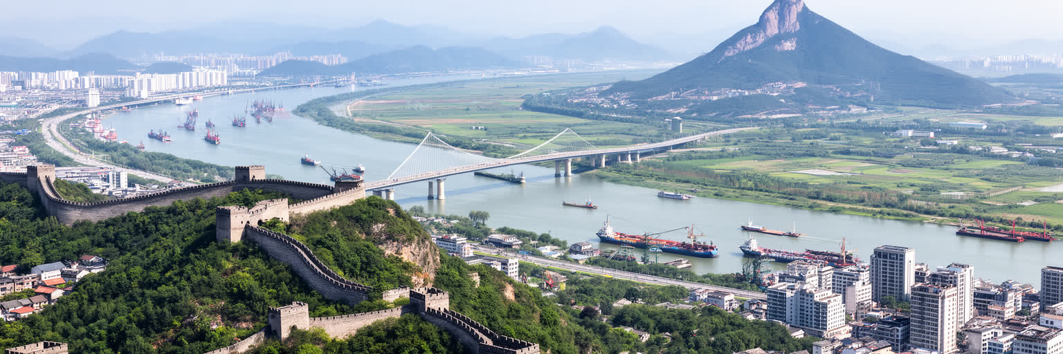 長江、南京長江大橋、城壁、紫金山、河岸の工業地帯が重なる南京の地理