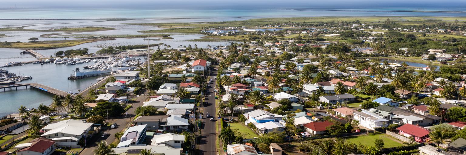 ヌクアロファの低い海岸、市街、ファンガウタ礁湖、排水路、住宅地の景観