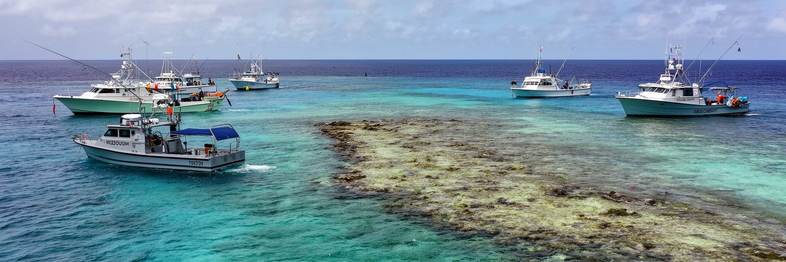 ミクロネシア連邦の礁湖、漁船、外洋、海洋管理を表す景観