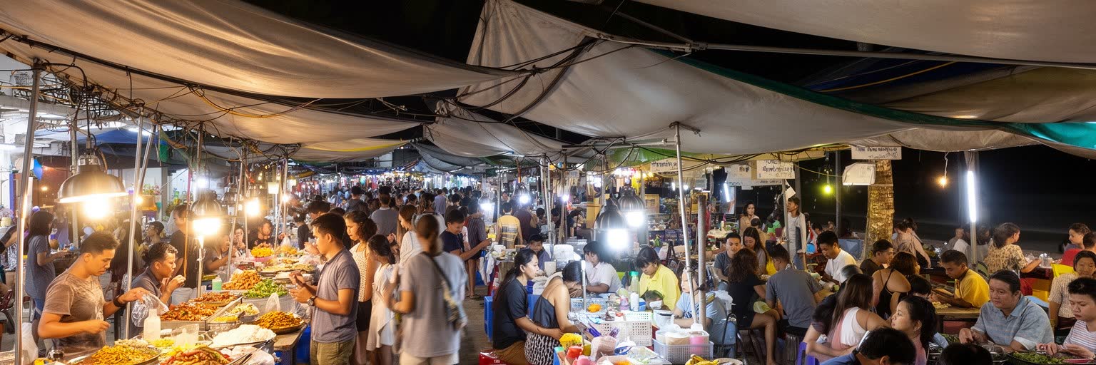 屋台、市場、南部タイ料理、旧市街の食堂、夜のビーチ地区が重なるプーケット